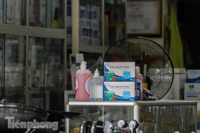  Dân mỏi mắt tìm mua khẩu trang y tế ở chợ thuốc lớn nhất Hà Nội - Ảnh 6.
