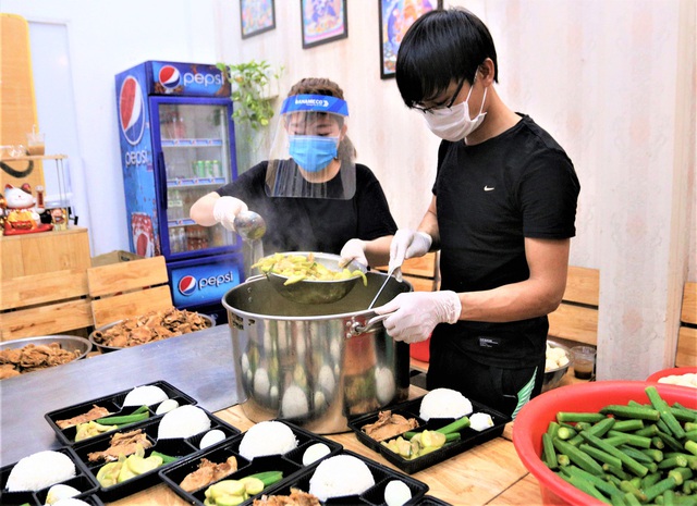 Người Đà Nẵng nấu hàng nghìn suất ăn VIP phục vụ miễn phí 3 Bệnh viện đang bị cách ly - Ảnh 7.