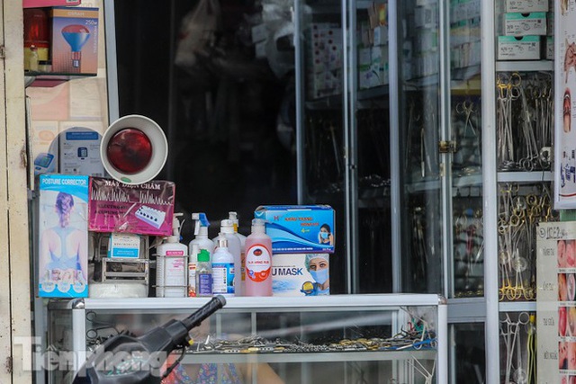  Dân mỏi mắt tìm mua khẩu trang y tế ở chợ thuốc lớn nhất Hà Nội - Ảnh 8.