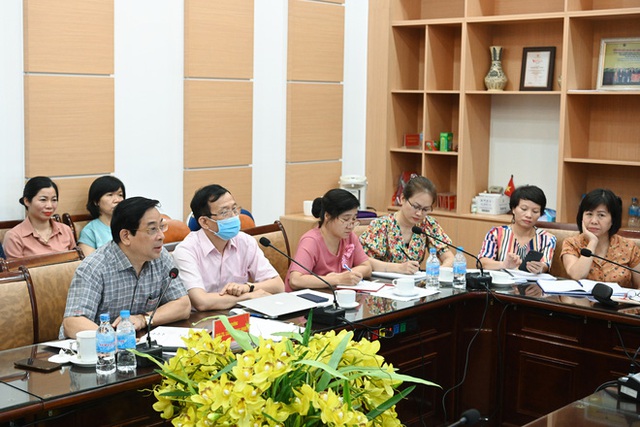 Covid-19 và 200 phút hội chẩn của chuyên gia đầu ngành: Không bỏ lọt từng chân tơ kẽ tóc! - Ảnh 9. Covid-19 và 200 phút hội chẩn của chuyên gia đầu ngành: Không bỏ lọt từng chân tơ kẽ tóc! - Ảnh 9.