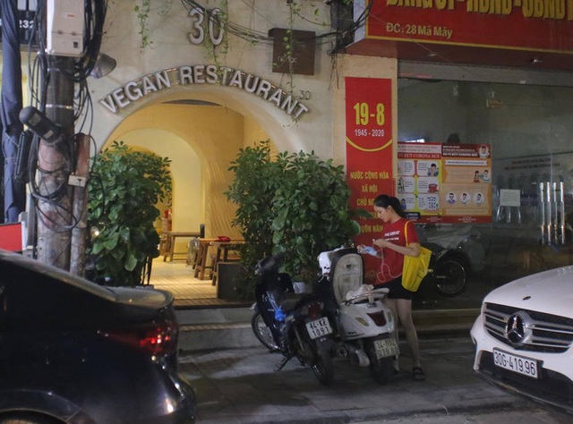 Nhà hàng Minh Chay sau sự cố pate chứa chất độc khiến 9 người nhập viện: Vắng khách, thực đơn chỉ còn giò và chả - Ảnh 2.