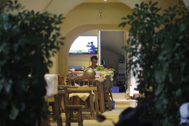 Nhà hàng Minh Chay sau sự cố pate chứa chất độc khiến 9 người nhập viện: Vắng khách, thực đơn chỉ còn giò và chả - Ảnh 3.