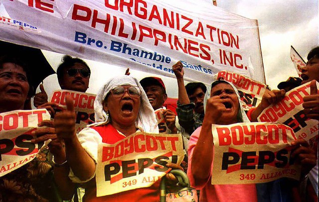 Lỗi đánh máy hàng chục tỷ USD trong chiến dịch marketing thảm họa nhất lịch sử Pepsi: Hút một nửa dân số Philippines tham gia, kết thúc bằng bạo loạn và bồi thường! - Ảnh 2.