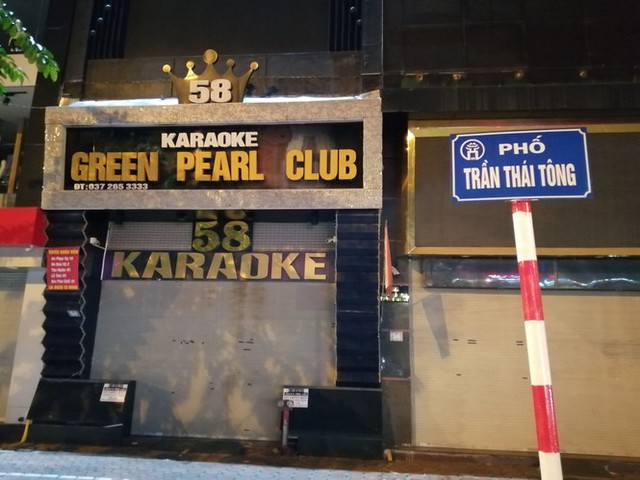 Phố karaoke nhộn nhịp bậc nhất Hà Nội cửa đóng, then cài tránh dịch COVID-19 - Ảnh 1.