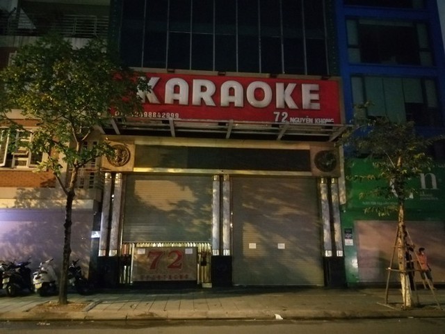 Phố karaoke nhộn nhịp bậc nhất Hà Nội cửa đóng, then cài tránh dịch COVID-19 - Ảnh 2.