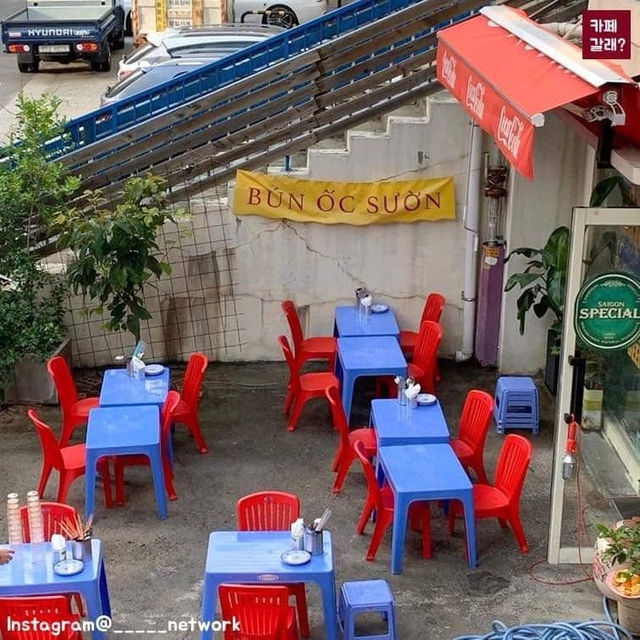 Có một quán ăn đậm chất vỉa hè Việt Nam giữa lòng Seoul: Copy từ bàn nhựa xanh ghế đỏ, đồng phục quán độc đáo có 1 không 2  - Ảnh 7.