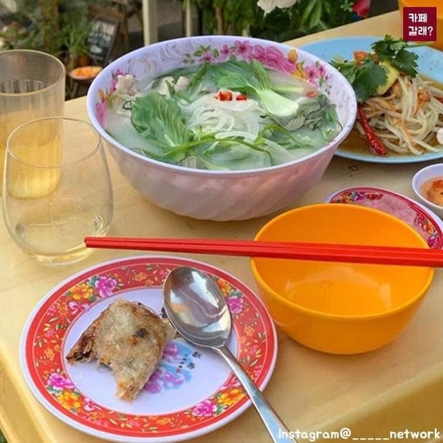 Có một quán ăn đậm chất vỉa hè Việt Nam giữa lòng Seoul: Copy từ bàn nhựa xanh ghế đỏ, đồng phục quán độc đáo có 1 không 2  - Ảnh 12.