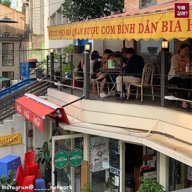 Có một quán ăn đậm chất vỉa hè Việt Nam giữa lòng Seoul: Copy từ bàn nhựa xanh ghế đỏ, đồng phục quán độc đáo có 1 không 2  - Ảnh 3.