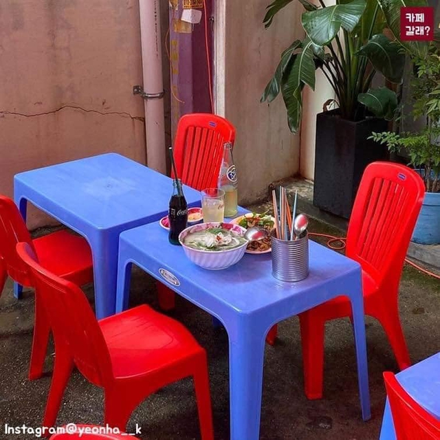 Có một quán ăn đậm chất vỉa hè Việt Nam giữa lòng Seoul: Copy từ bàn nhựa xanh ghế đỏ, đồng phục quán độc đáo có 1 không 2  - Ảnh 8.