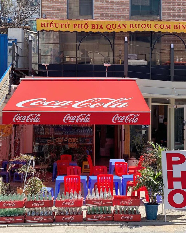Có một quán ăn đậm chất vỉa hè Việt Nam giữa lòng Seoul: Copy từ bàn nhựa xanh ghế đỏ, đồng phục quán độc đáo có 1 không 2  - Ảnh 5.