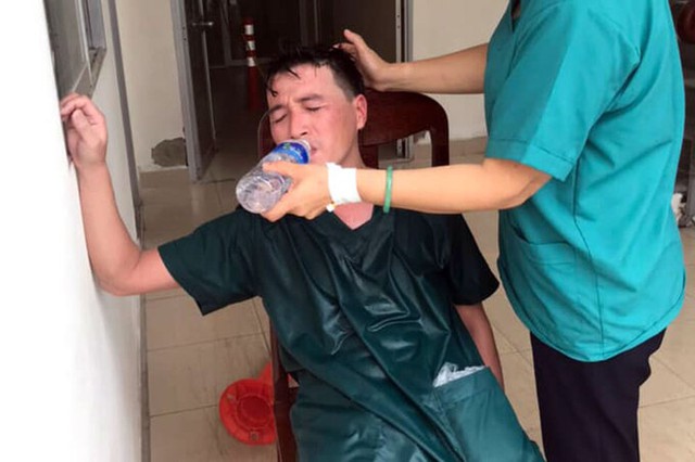 Xúc động: Nhân viên cấp cứu 115 Đà Nẵng quần áo ướt sũng, kiệt sức tới mức phải truyền nước khi căng mình chống dịch Covid-19 - Ảnh 2.
