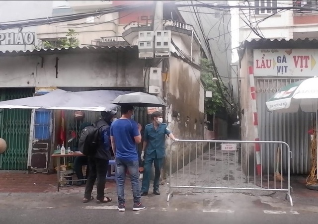 Ảnh, clip: Hà Nội phong tỏa khu dân cư nơi nhân viên xí nghiệp xe buýt mắc COVID-19 sinh sống - Ảnh 2. Ảnh, clip: Hà Nội phong tỏa khu dân cư nơi nhân viên xí nghiệp xe buýt mắc COVID-19 sinh sống - Ảnh 2.