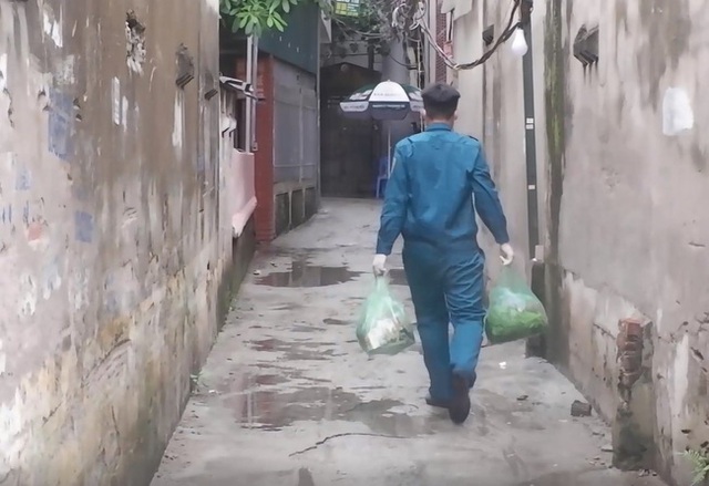 Ảnh, clip: Hà Nội phong tỏa khu dân cư nơi nhân viên xí nghiệp xe buýt mắc COVID-19 sinh sống - Ảnh 5. Ảnh, clip: Hà Nội phong tỏa khu dân cư nơi nhân viên xí nghiệp xe buýt mắc COVID-19 sinh sống - Ảnh 5.