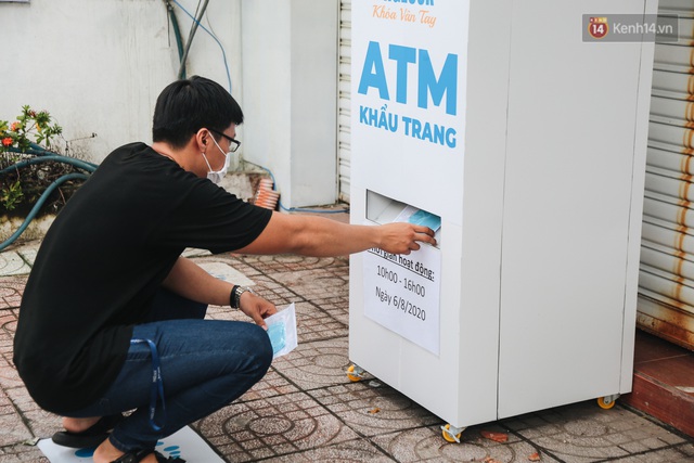 Cha đẻ ATM gạo lần đầu cho ra đời ATM khẩu trang miễn phí cho bà con Sài Gòn phòng dịch Covid-19 - Ảnh 8.