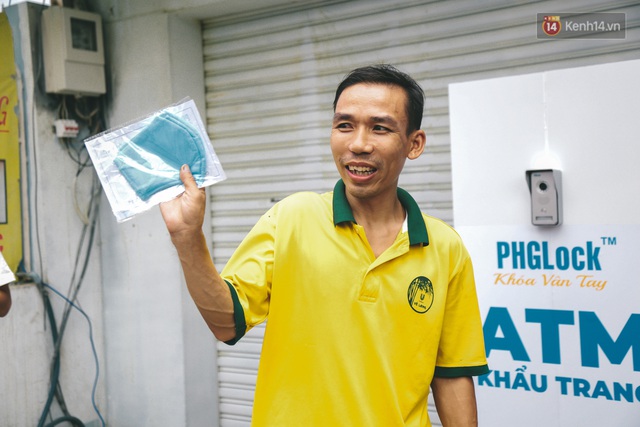 Cha đẻ ATM gạo lần đầu cho ra đời ATM khẩu trang miễn phí cho bà con Sài Gòn phòng dịch Covid-19 - Ảnh 9.
