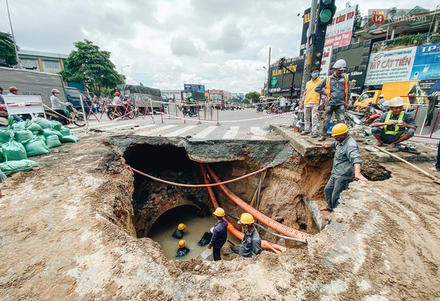 Cận cảnh hố “tử thần” khổng lồ ngay ngã tư ở Sài Gòn, nguyên nhân do cống tôn bị vỡ gây sụt đường - Ảnh 4.