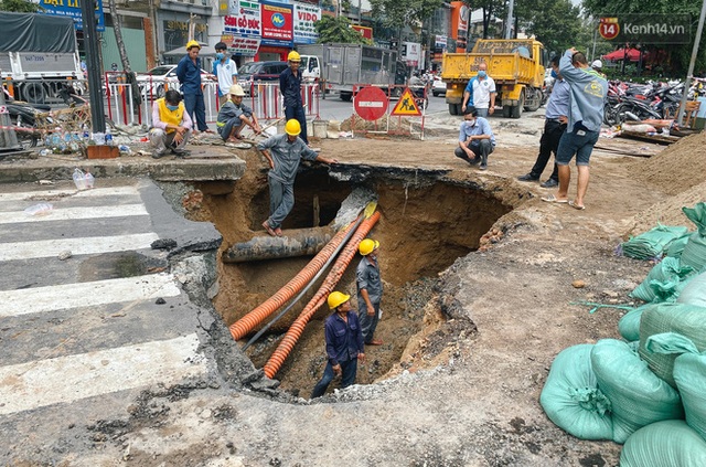 Cận cảnh hố “tử thần” khổng lồ ngay ngã tư ở Sài Gòn, nguyên nhân do cống tôn bị vỡ gây sụt đường - Ảnh 2.