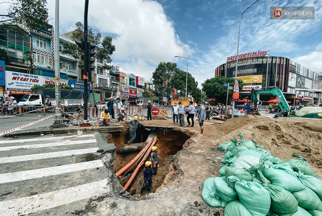 Cận cảnh hố “tử thần” khổng lồ ngay ngã tư ở Sài Gòn, nguyên nhân do cống tôn bị vỡ gây sụt đường - Ảnh 3.