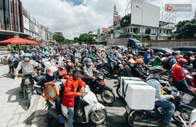 Cận cảnh hố “tử thần” khổng lồ ngay ngã tư ở Sài Gòn, nguyên nhân do cống tôn bị vỡ gây sụt đường - Ảnh 18.