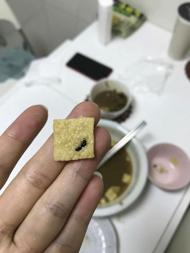 Lý Tử Thất bị tố bán đồ ăn không vệ sinh khiến nhiều người bất ngờ, bún ốc 60.000 đồng/gói có chứa xác kiến to đùng?  - Ảnh 1.