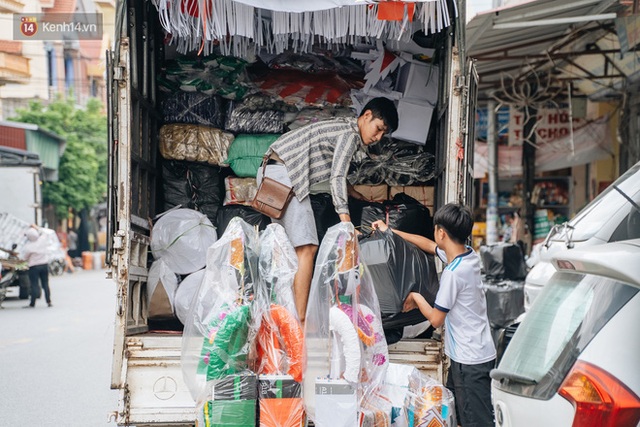 Khẩu trang y tế, kính chắn giọt bắn xuất hiện ở Thủ phủ vàng mã lớn nhất cả nước tháng cô hồn - Ảnh 17.