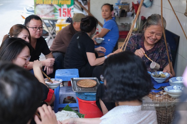 Quán bún ốc nguội “kiêu nhất Hà Nội”: Không phải cứ có tiền là bán, mỗi lần ghé khách chỉ được ăn 1 suất - Ảnh 7.