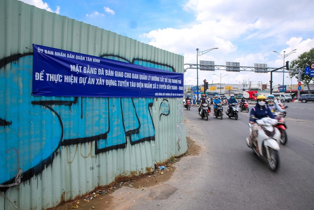  Loạt ảnh hối hả bàn giao mặt bằng metro số 2 vào sáng 11-9  - Ảnh 10.