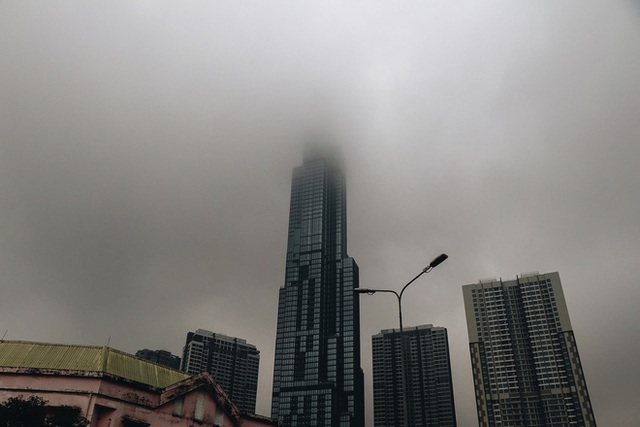 Ảnh: Tòa nhà Landmark81 mất tích trong sương mù, trời Sài Gòn se se lạnh vào sáng đầu tuần - Ảnh 1.