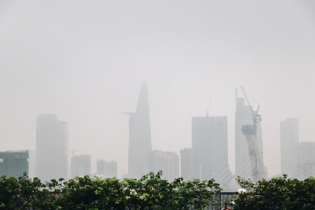 Ảnh: Tòa nhà Landmark81 mất tích trong sương mù, trời Sài Gòn se se lạnh vào sáng đầu tuần - Ảnh 2.