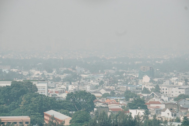 Ảnh: Tòa nhà Landmark81 mất tích trong sương mù, trời Sài Gòn se se lạnh vào sáng đầu tuần - Ảnh 4.