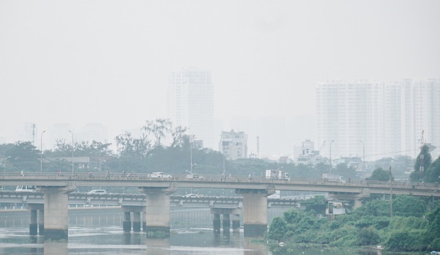 Ảnh: Tòa nhà Landmark81 mất tích trong sương mù, trời Sài Gòn se se lạnh vào sáng đầu tuần - Ảnh 5.
