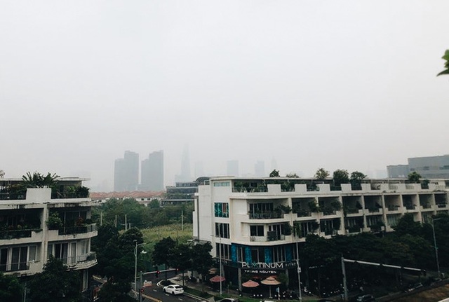 Ảnh: Tòa nhà Landmark81 mất tích trong sương mù, trời Sài Gòn se se lạnh vào sáng đầu tuần - Ảnh 7.