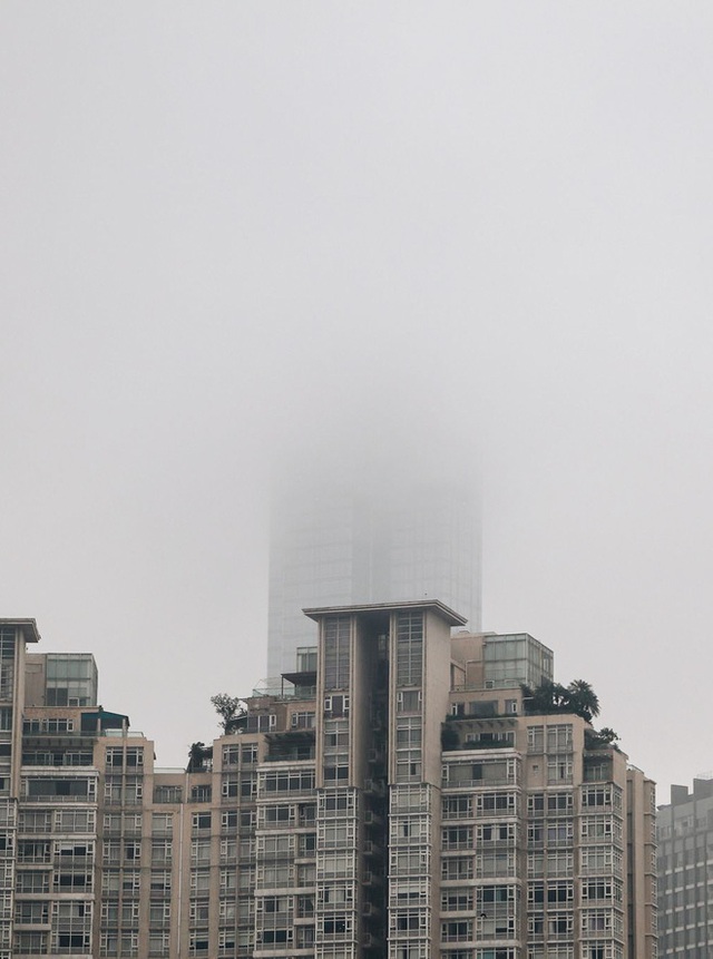 Ảnh: Tòa nhà Landmark81 mất tích trong sương mù, trời Sài Gòn se se lạnh vào sáng đầu tuần - Ảnh 8.