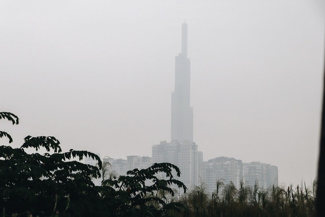 Ảnh: Tòa nhà Landmark81 mất tích trong sương mù, trời Sài Gòn se se lạnh vào sáng đầu tuần - Ảnh 9.