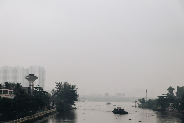 Ảnh: Tòa nhà Landmark81 mất tích trong sương mù, trời Sài Gòn se se lạnh vào sáng đầu tuần - Ảnh 10.