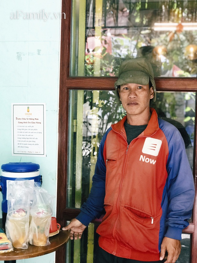 Một tiệm trà ở Sài Gòn treo biển chia sẻ nắng mưa cùng shipper: Miễn phí trà trái cây, cho sử dụng toilet miễn phí, tặng áo mưa khi thời tiết xấu - Ảnh 7. Một tiệm trà ở Sài Gòn treo biển chia sẻ nắng mưa cùng shipper: Miễn phí trà trái cây, cho sử dụng toilet miễn phí, tặng áo mưa khi thời tiết xấu - Ảnh 7.