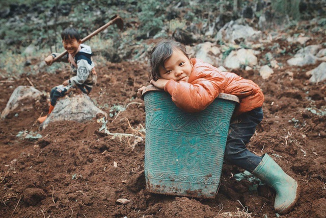  2 bé HMông cặm cụi cuốc đất, gieo hạt phụ bố mẹ và nụ cười khiến bao người tan chảy - Ảnh 8.