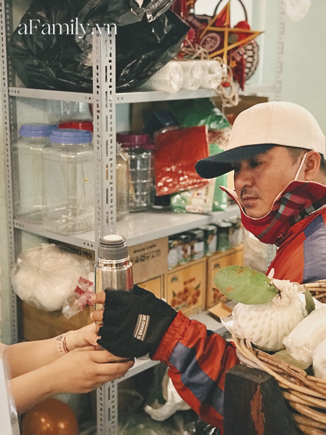Một tiệm trà ở Sài Gòn treo biển chia sẻ nắng mưa cùng shipper: Miễn phí trà trái cây, cho sử dụng toilet miễn phí, tặng áo mưa khi thời tiết xấu - Ảnh 8. Một tiệm trà ở Sài Gòn treo biển chia sẻ nắng mưa cùng shipper: Miễn phí trà trái cây, cho sử dụng toilet miễn phí, tặng áo mưa khi thời tiết xấu - Ảnh 8.