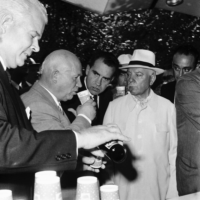 Pepsi vs Coca: Cuộc chiến tại Liên Xô và câu chuyện đổi tàu ngầm lấy nước ngọt - Ảnh 1.