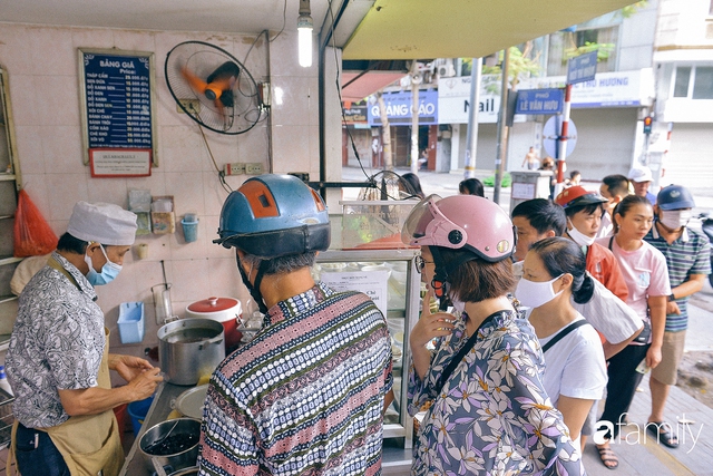 Món xôi độc nhất vô nhị phố cổ, mỗi tháng chỉ bán mùng 1 và ngày rằm của hàng chè vắt mình qua hai thế kỷ - Ảnh 3.