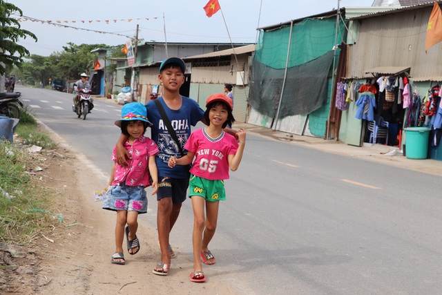 TP.HCM: Cha lấy vợ khác, mẹ bỏ đi, 4 đứa trẻ thất học đội nắng bán vé số kiếm tiền chữa bệnh cho người ông bại liệt - Ảnh 8.