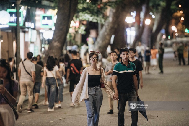 Tạ Hiện trở lại ngày Hà Nội trở lạnh: Người đông nghịt không có chỗ nhích chân! - Ảnh 2.