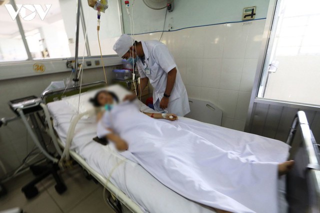 2 bệnh nhân ngộ độc liên quan đến Minh Chay phải thở máy - Ảnh 1.