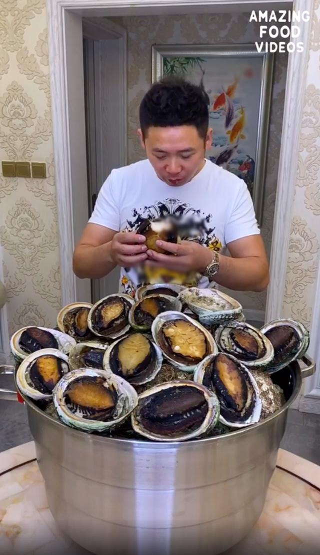 Khi Mukbang biến tướng trở thành trò câu like đáng phẫn nộ trên TikTok: Anh ơi ăn thịt sống đi, em năn nỉ - Ảnh 3.