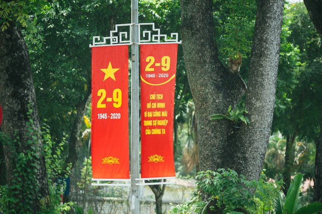 Thủ đô ngập tràn màu cờ Tổ quốc chào mừng 75 năm Quốc khánh - Ảnh 4.