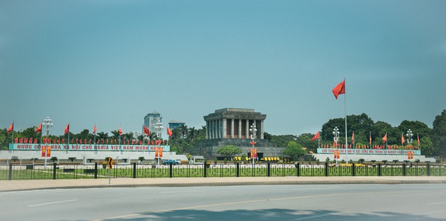Thủ đô ngập tràn màu cờ Tổ quốc chào mừng 75 năm Quốc khánh - Ảnh 5.