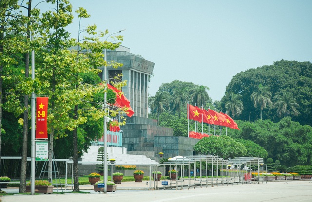 Thủ đô ngập tràn màu cờ Tổ quốc chào mừng 75 năm Quốc khánh - Ảnh 7.