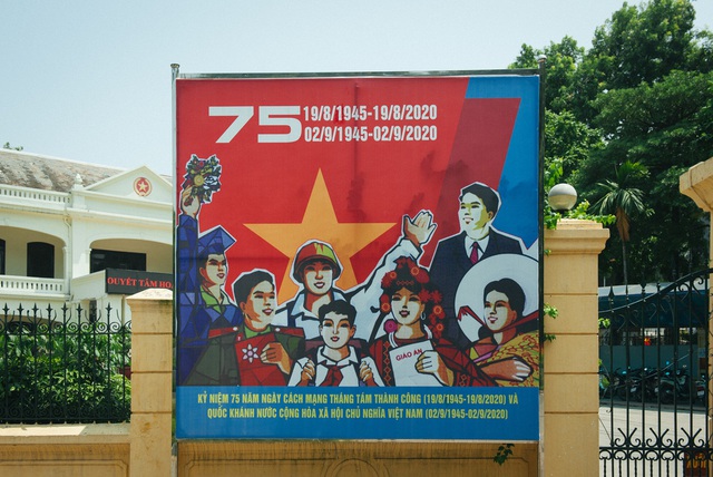 Thủ đô ngập tràn màu cờ Tổ quốc chào mừng 75 năm Quốc khánh - Ảnh 8.