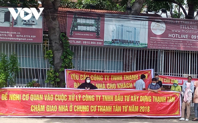 Bình Dương: Hàng chục cư dân Thạnh Tân căng băng rôn đòi bàn giao căn hộ Bình Dương: Hàng chục cư dân Thạnh Tân căng băng rôn đòi bàn giao căn hộ