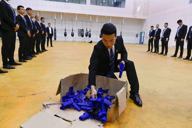 ‘Lò luyện’ vệ sĩ cho giới siêu giàu ở Trung Quốc: Khắt khe hơn quân đội, tốt nghiệp có thể có thu nhập 70.000 USD/năm - Ảnh 4.